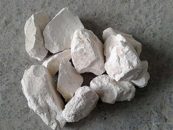 為什么要在魚塘里撒生石灰？